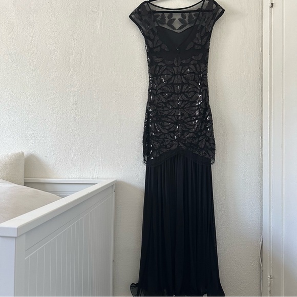 Maxi black period style sequined sleeveless gown with flowy material. - Picture 3 of 13